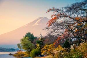 soluppgång över montera fuji och falla trädgård i sjö Kawaguchiko på höst på japan foto