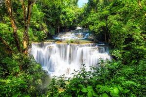 skön huay mae khamin vattenfall i tropisk regnskog på srinakarin nationell parkera foto