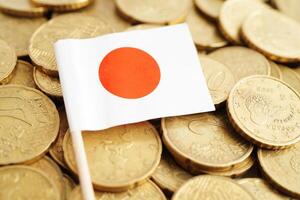 japan flagga på mynt och sedel pengar, finansiera handel investering företag valuta begrepp. foto