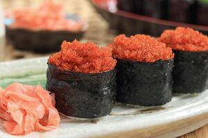 gunkan sushi med tobiko, flygande fisk rom foto