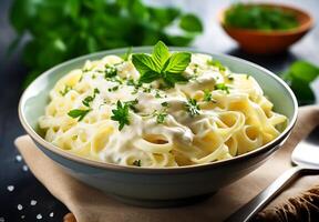 ai genererad topp se fettucine med Alfredo sås på vit bakgrund foto