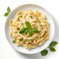 ai genererad topp se fettucine med Alfredo sås på vit bakgrund foto