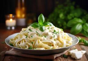 ai genererad topp se fettucine med Alfredo sås på vit bakgrund foto