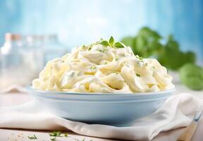 ai genererad topp se fettucine med Alfredo sås på vit bakgrund foto