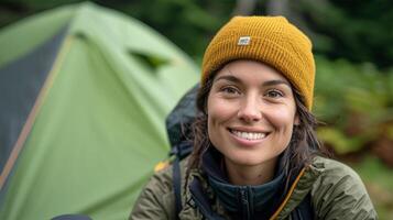 ai genererad porträtt av en skön ung kvinna leende med en tält i de bakgrund foto