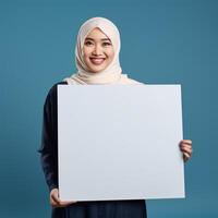 ai genererad hijab kvinna innehav tom styrelse med copy över blå bakgrund foto