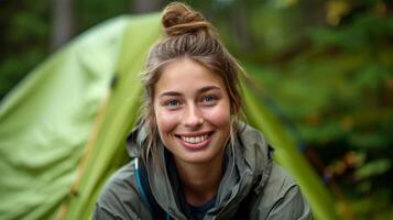 ai genererad porträtt av en skön ung kvinna leende med en tält i de bakgrund foto