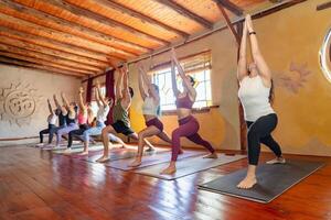 grupp av latin människor tar yoga klass i en yoga studio foto