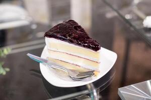 blåbär ost kaka med grädde på tabell foto