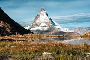 riffelsee sjö och matter berg reflexion på schweiz foto