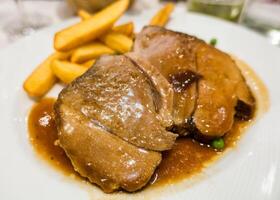 lamm kött baka steka brun med franska frites foto