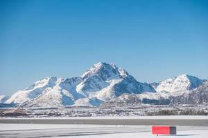 landskap av snöig berg räckvidd på vinter- på de flygplats foto