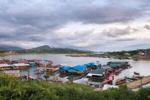 lantlig by känd thai mån livsstil i sangkhlaburi foto