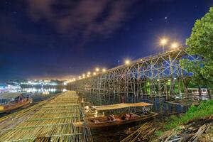 känd trä- mån bro i sangkhlaburi på skymning foto