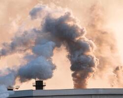 fabrik brinnande sockerrör med rök och förorening på himmel, global uppvärmningen foto