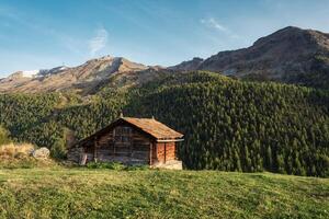 trä- stuga på kulle bland de swiss alps i berg by på zermatt foto