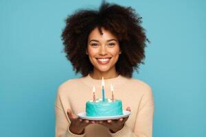 ai genererad kvinna med afro lockar innehav kaka med ljus på blå bakgrund foto