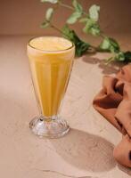 gott banan smoothie eller milkshake foto