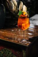 glas av aperol spritz cocktail på de tabell foto