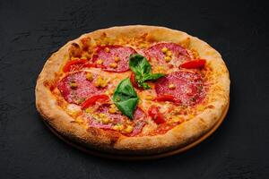 skön och gott pepperoni pizza med majs foto