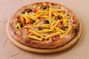 pizza med bacon, ost och franska frites foto