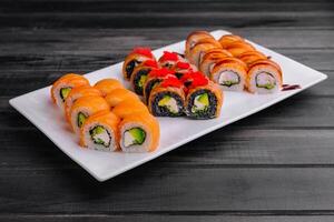 varios philadelphia sushi rullar med lax på en tallrik foto