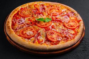 pizza med bacon lök och tomater foto
