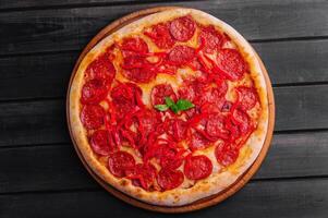 gott pepperoni pizza med röd klocka peper foto