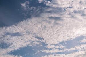 sommar blå himmel moln gradient ljus vit bakgrund. skönhet klart molnigt i solsken lugn ljus vinter luft bakgrund. dyster levande cyan landskap i miljö dag horisont silhuett Visa vårvind foto