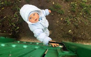 vacker baby pojke med barn ansikte poserar fotograf foto