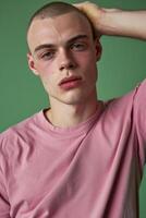 ai genererad atletisk modell skallighet ung man bär en rosa skjorta Framställ mot grön bakgrund foto