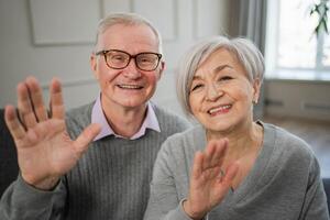 Lycklig senior kvinna man prata på video ring upp med vänner familj. mogna gammal mormor farfar talande tala med vuxen upp barn uppkopplad. äldre generation modern tech användande. webbkamera se foto