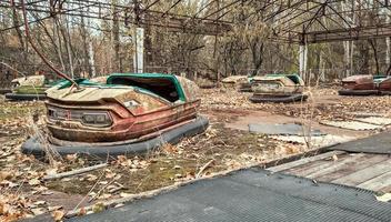 pripyat, Ukraina, 2021 - gamla stötfångarbilar i Tjernobyl foto