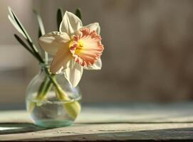 ai genererad rosa påsklilja blomma i en klar vas med en beige bakgrund foto