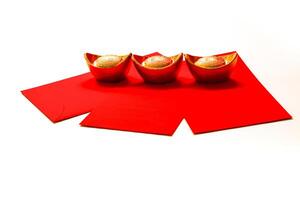 kinesisk ny år vår festival dekorationer röd paket och guld göt på vit bakgrund. foto