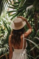 ai genererad kvinna innehav hatt förbi växter foto