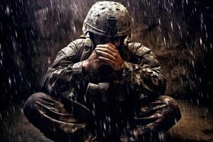 ai genererad en soldat knästående i de regn med hans händer på hans ansikte, ptsd begrepp, neuralt nätverk genererad bild foto