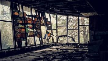 pripyat, Ukraina, 2021 - fönster i en övergiven byggnad i Tjernobyl foto