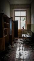 pripyat, Ukraina, 2021 - rum i ett övergivet hus i Tjernobyl foto