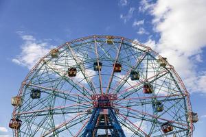 new york, usa, 23 augusti 2017 - oidentifierade personer på luna park i coney island, new york. luna park öppnades 2010, den tidigare platsen för astroland. foto