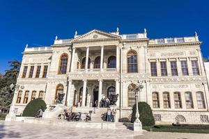 Istanbul, Turkiet, 9 november 2019 - Oidentifierad Pepole vid Dolmabahce Palace i Istanbul. palatset byggdes 1856 och fungerade som huvudadministrativt centrum för det ottomanska riket fram till 1922 foto