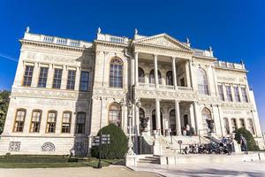 Istanbul, Turkiet, 9 november 2019 - Oidentifierad Pepole vid Dolmabahce Palace i Istanbul. palatset byggdes 1856 och fungerade som huvudadministrativt centrum för det ottomanska riket fram till 1922 foto