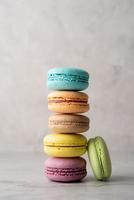 bunt med macarons, macaroons fransk kaka foto