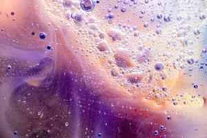 abstrakt bakgrund eller textur med oljebubblor på lila vattenyta foto