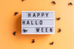 glad halloween bio lightbox med spindlar ovanifrån på orange bakgrund foto