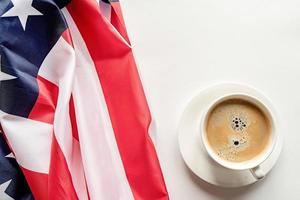 kopp kaffe med usa flagga isolerad på vit bakgrund foto