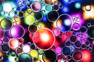 ljusa oljebubblor i vatten med abstrakt mönster foto