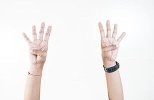 händer räkning siffra fyra. kvinna händer som visar siffra fyra isolerat, fingrar räkning siffra fyra foto