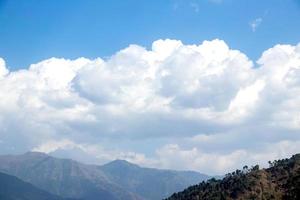 naturskönt skott av vackert molnlandskap mot den blå himlen foto
