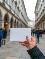 ai genererad tömma vykort i en kvinnas hand i de Centrum av de stad. falsk upp av en horisontell vykort. hög kvalitet. ai generativ foto